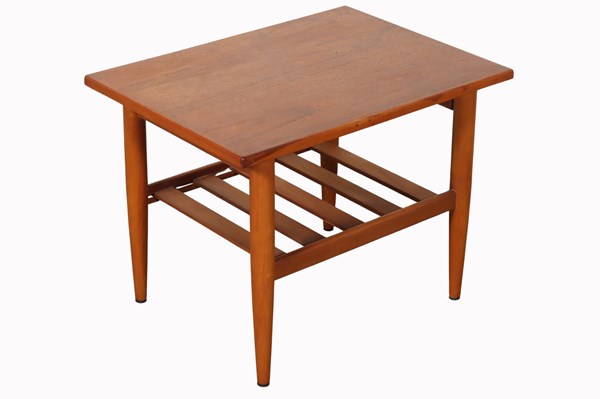 Lot 40 - PETITE SIDE TABLE