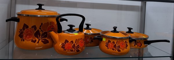 Lot 1513 - RETRO COOKWARE