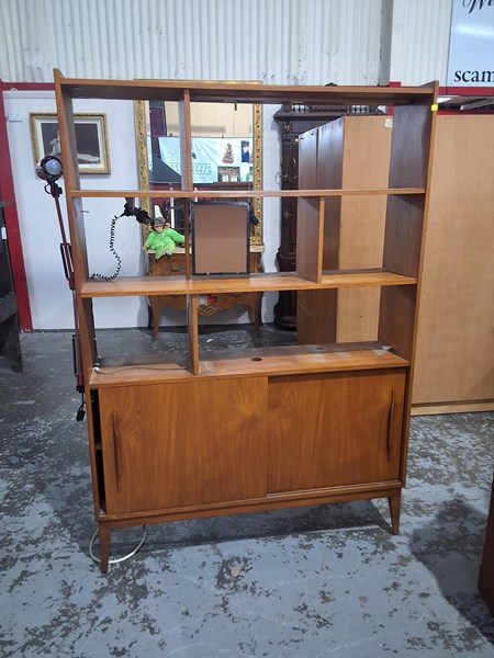 Lot 433 - ROOM DIVIDER