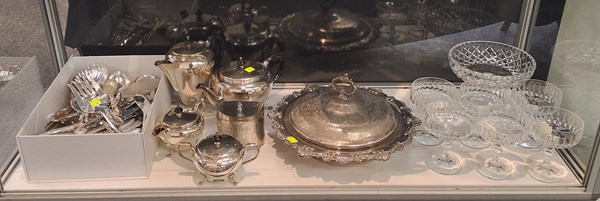 Lot 1406 - GLASS AND METALWARE