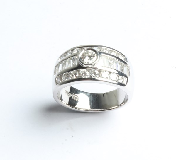 Lot 1009 - GOLD & DIAMOND RING