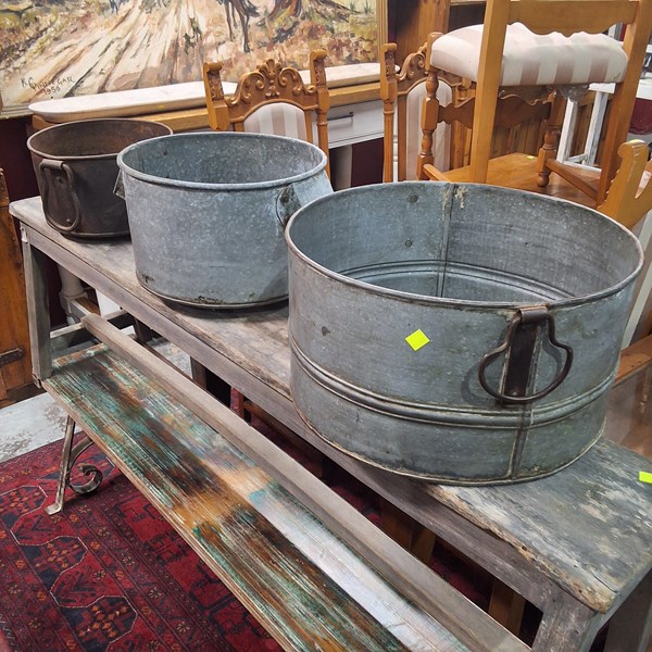 Lot 70 - PLANTERS