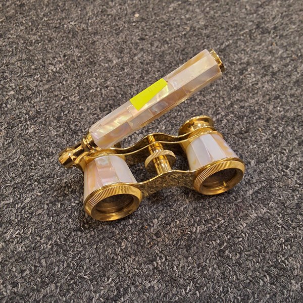 Lot 1264 - OPERA GLASSES
