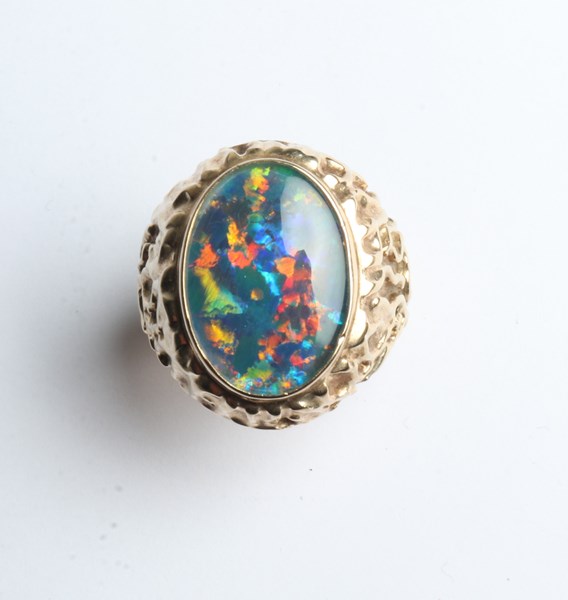 Lot 1012 - GOLD & OPAL RING