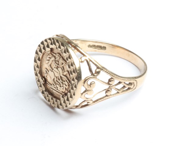 Lot 1024 - GOLD RING