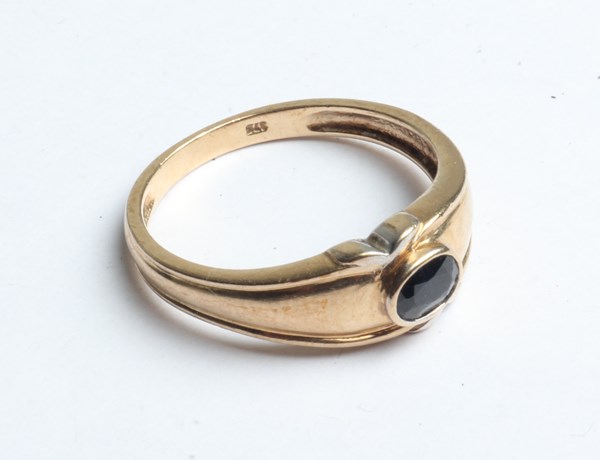 Lot 1040 - GOLD RING