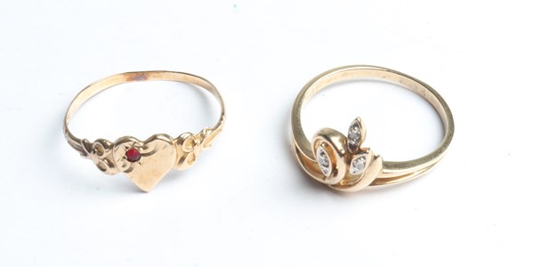 Lot 1044 - GOLD RINGS