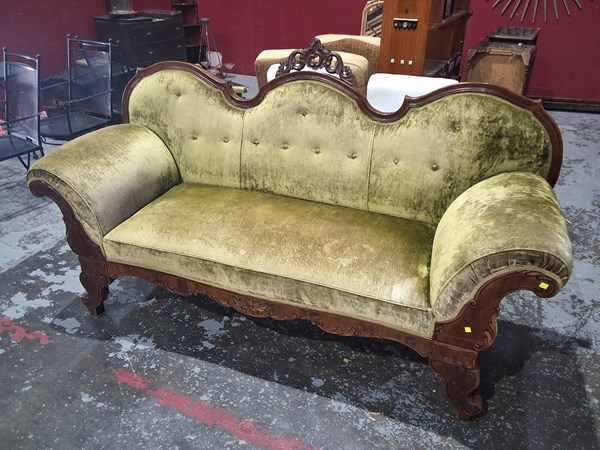 Lot 243 - SETTEE