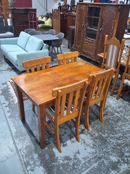 Lot 126 - DINING SUITE