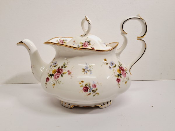 Lot 1105 - TEA POT