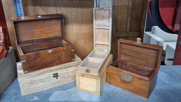 Lot 282 - LOT OF BOXES