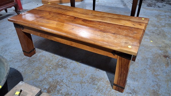 Lot 184 - COFFEE TABLE