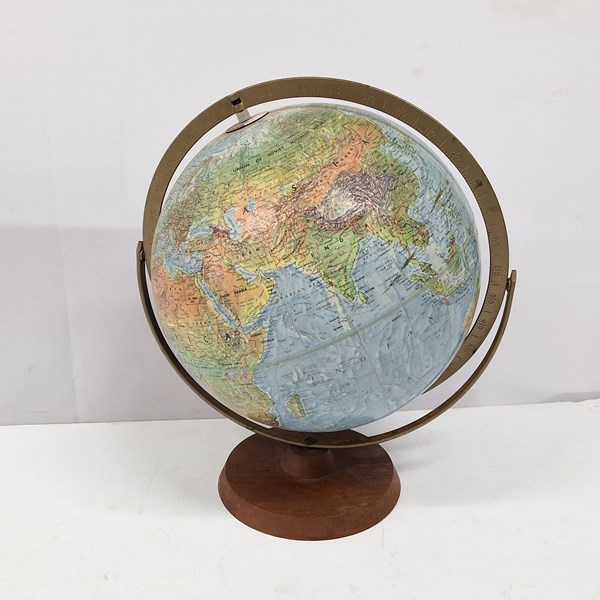 Lot 384 - WORLD GLOBE