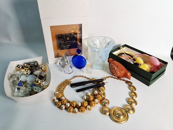Lot 1382 - DRESSING TABLE ITEMS