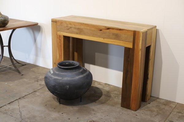 Lot 204 - CONSOLE