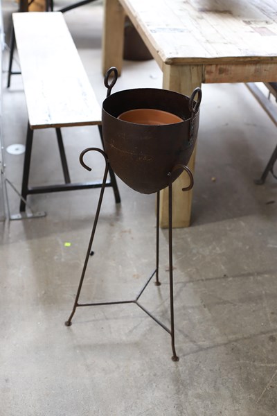 Lot 105 - PLANTER