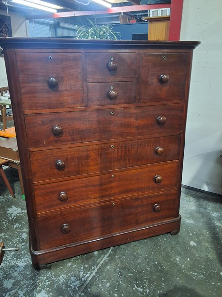 Lot 7 - CHEST OF DRAWERS