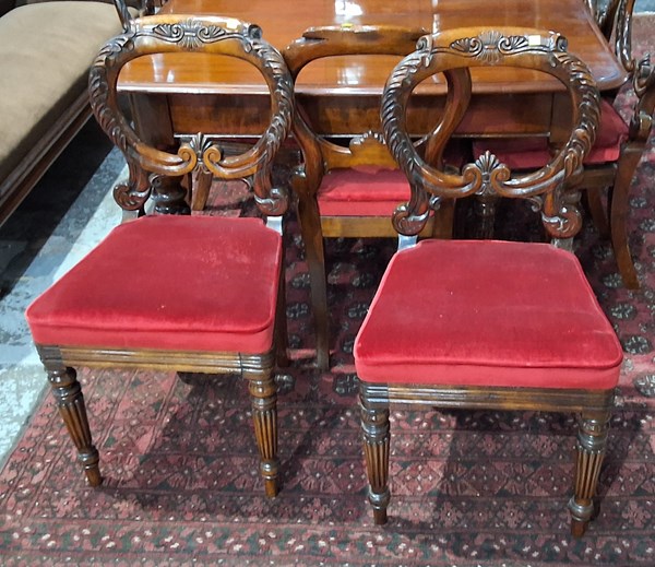 Lot 15 - DINING SUITE