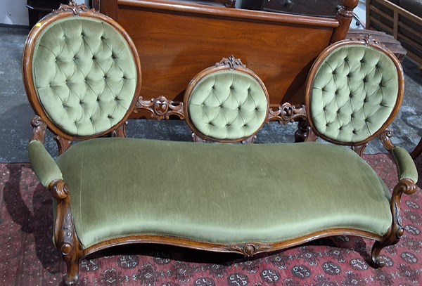 Lot 10 - SETTEE