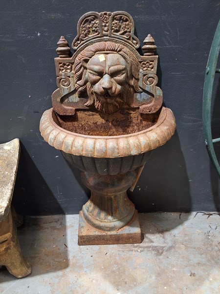 Lot 442 - WATER FOUNTAIN