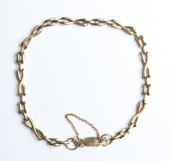 Lot 1020 - GOLD BRACELET