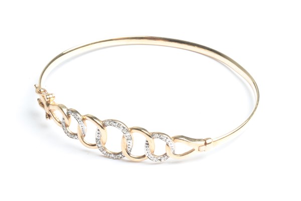 Lot 1006 - GOLD BANGLE