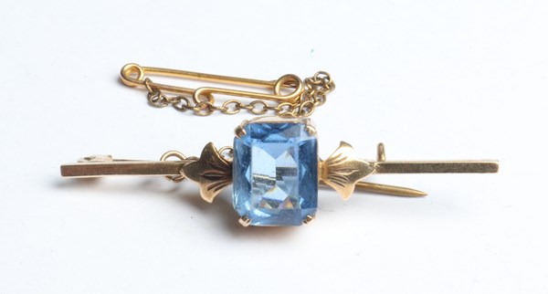 Lot 1002 - GOLD BROOCH
