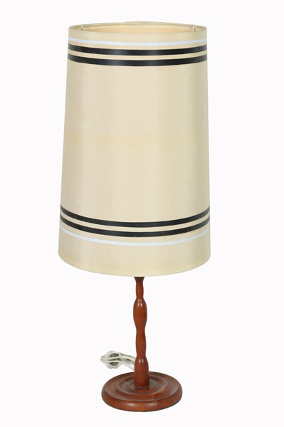 Lot 141 - TABLE LAMP