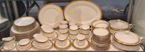Lot 1190 - DINNERWARE