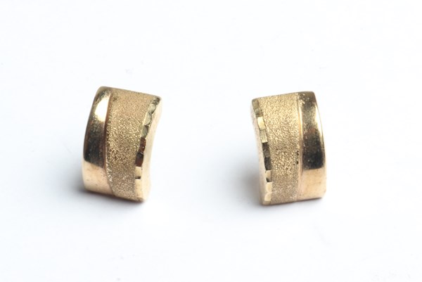 Lot 1042 - GOLD EARRINGS
