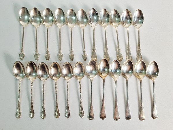 Lot 1090 - SILVER TEA SPOONS