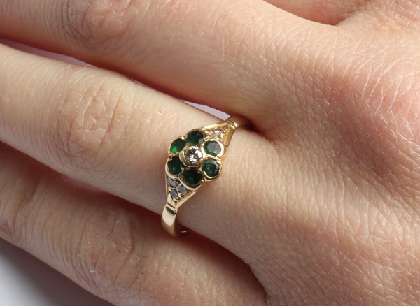Lot 1029 - GOLD RING