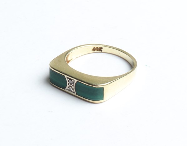Lot 1026 - GOLD RING