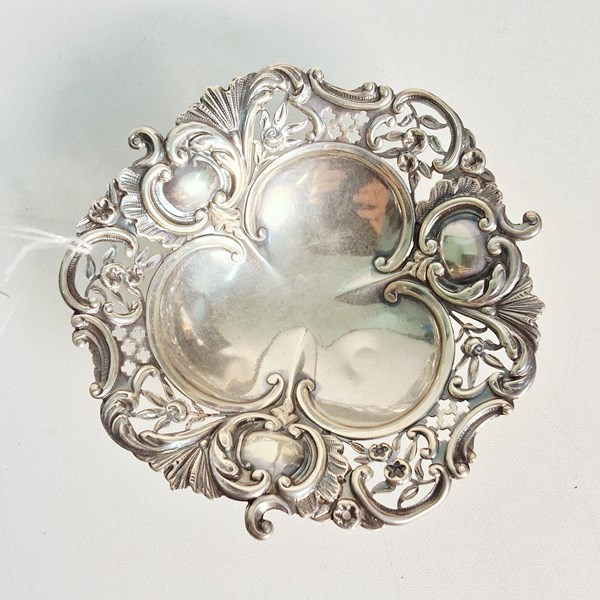 Lot 1065 - SILVER DISH