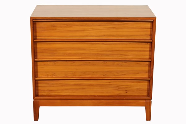 Lot 136 - CHEST OF DRAWERS