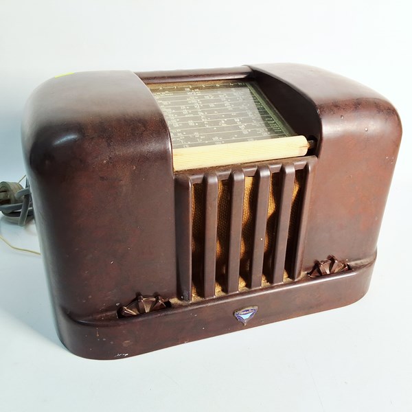 Lot 1332 - BAKELITE RADIO