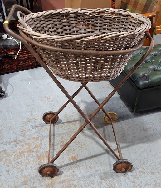 Lot 358 - LAUNDRY CART
