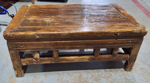 Lot 202 - CHINOISERIE TABLE