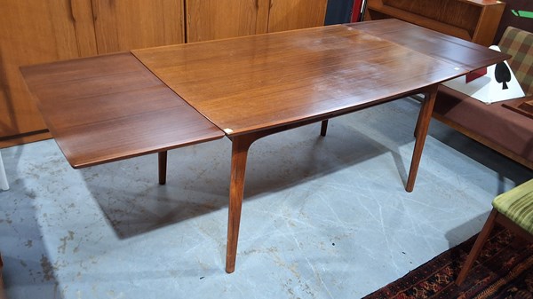 Lot 402 - DINING TABLE