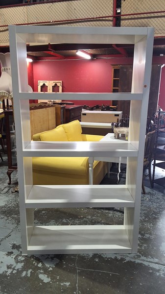 Lot 271 - BOOKSHELF