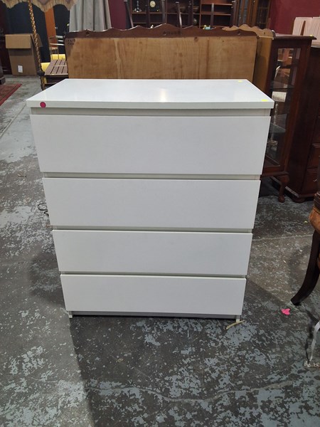Lot 302 - CHEST OF DRAWERS
