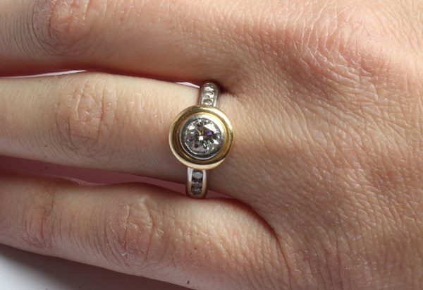 Lot 1010 - DIAMOND RING