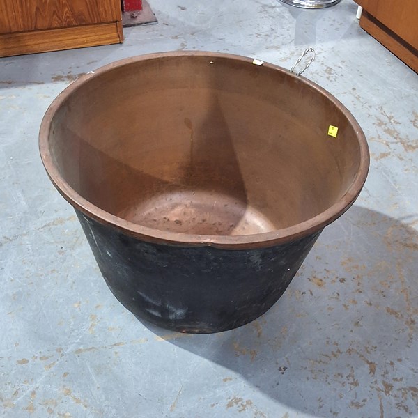 Lot 332 - COPPER POT