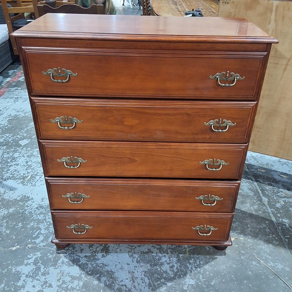 Lot 141 - CHEST OF DRAWERS