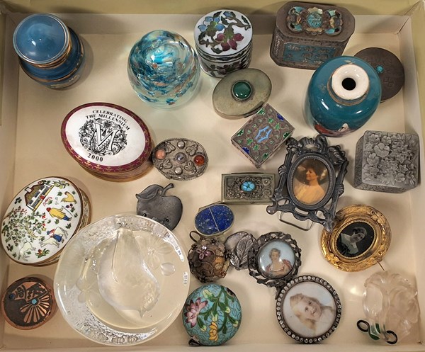Lot 1059 - MINIATURES