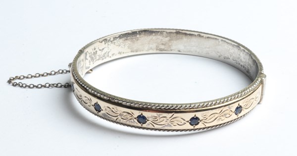 Lot 1013 - SAPPHIRE SET BANGLE