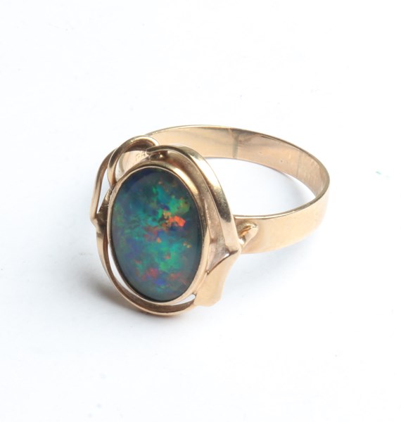 Lot 1011 - GOLD & OPAL RING