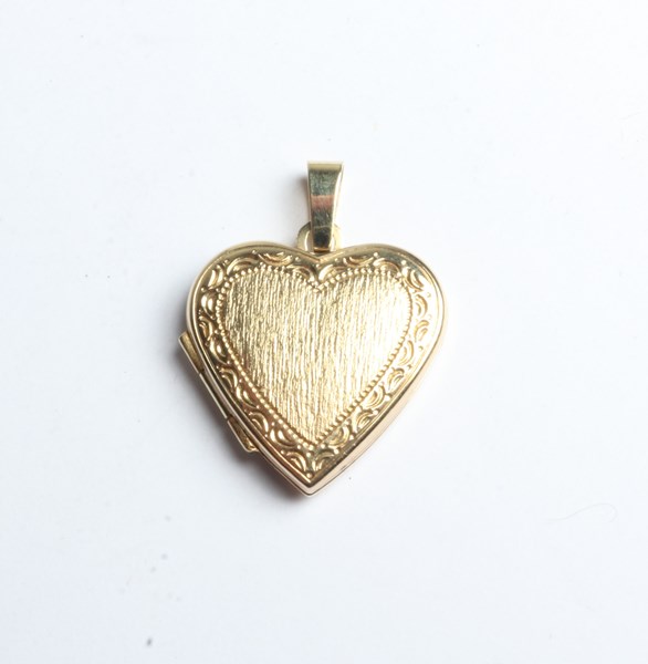 Lot 1027 - GOLD LOCKET