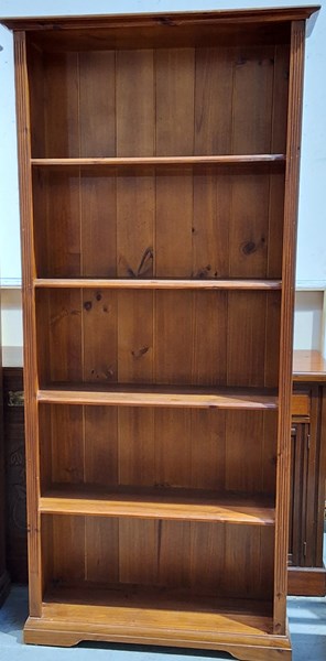Lot 496 - BOOKSHELF
