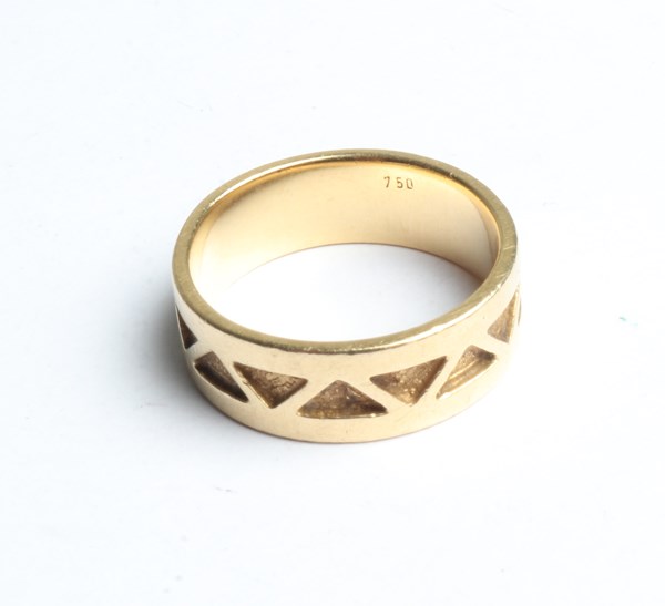 Lot 1001 - GOLD RING